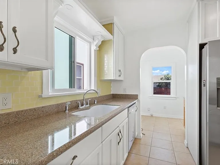 5466 Templeton St — Photo 9