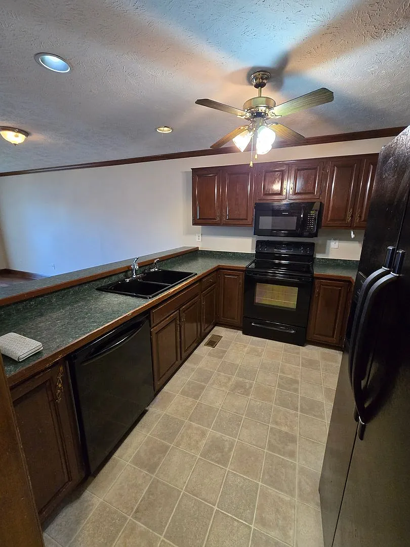 Spacious Townhouse for Rent! — Photo 4