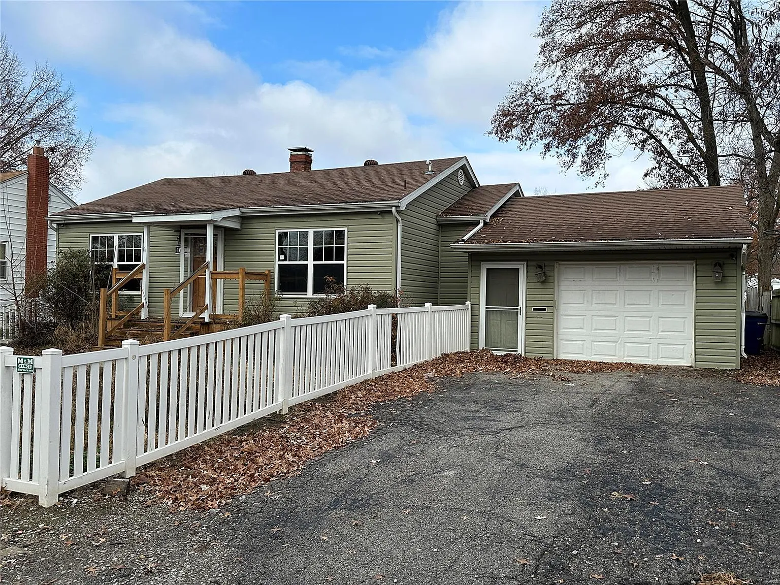 1021 W Green St photo 1