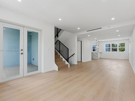 4th image of 824 SE 12th Ct #840