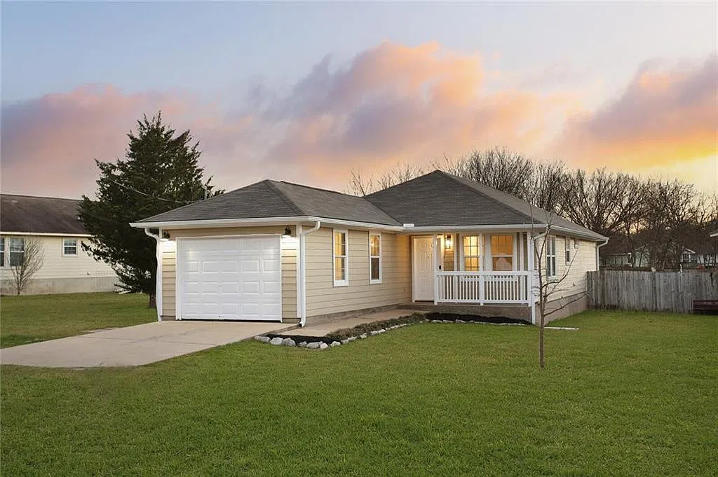 3 bed, 2.0 bath, 1352 sqft, $1,900 — Photo 1