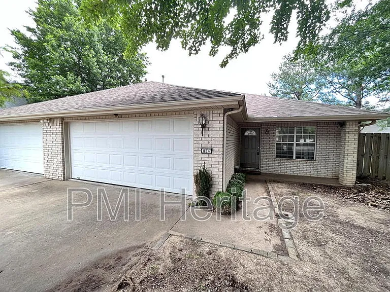 884 N Daisy Ln — Photo 2