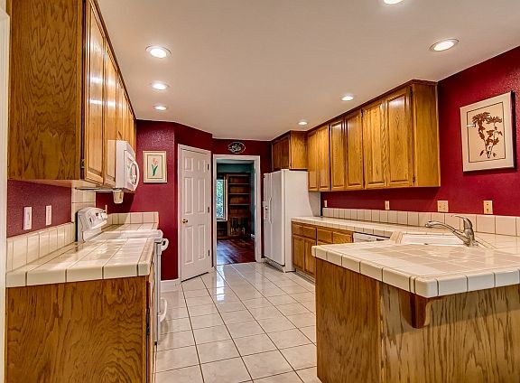 3rd image of 140 Emerald Oak Dr