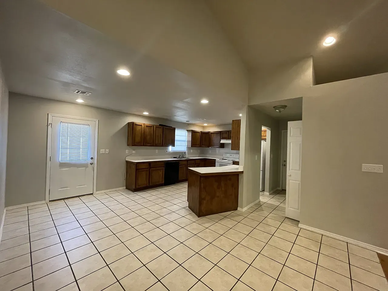 3 bed, 1521 sqft, $1,400 — Photo 3