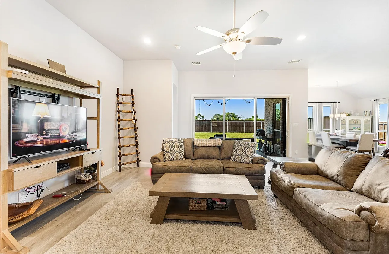 4 bed, 2950 sqft, $3,200 — Photo 4