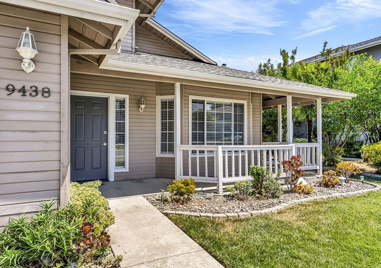 Wonderful Morada Neighborhood! Single Story Beauty With Formal Living And Dining Room!! — Photo 3