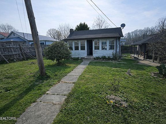 3rd image of 204 E Elm St