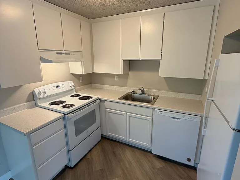 315 NW 9th St #6 — Photo 7