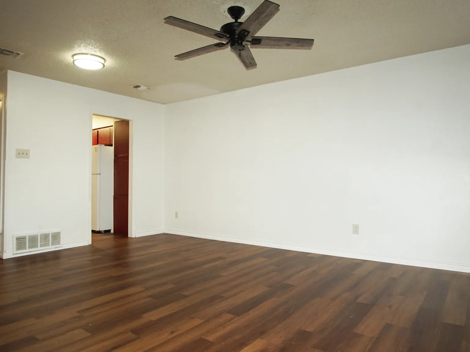 2 bed, 1.5 bath, 1052 sqft, $1,400 — Photo 3