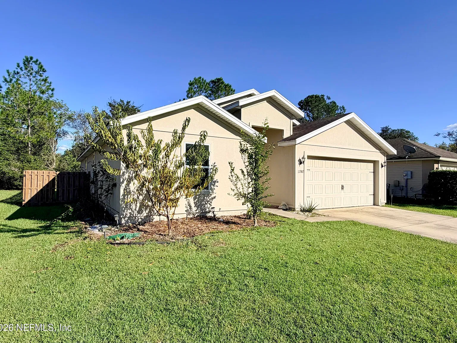 3 bed, 2.0 bath, 1672 sqft, $2,100 — Photo 2