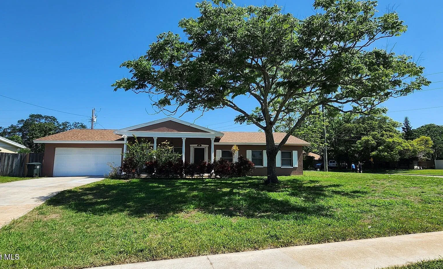 4 bed, 2.0 bath, 2116 sqft, $2,400 — Photo 2