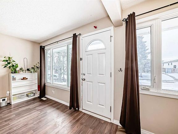 5th image of 118 S Dovertree Pl SE