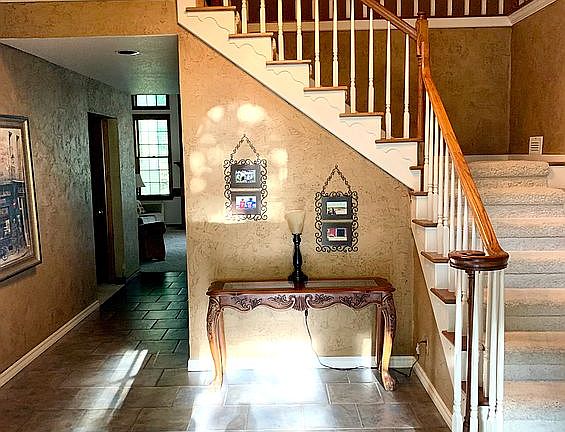 Entry vaulted ceiling 