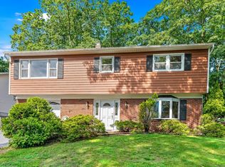 4 Metro Trl, Hopatcong, NJ 07843