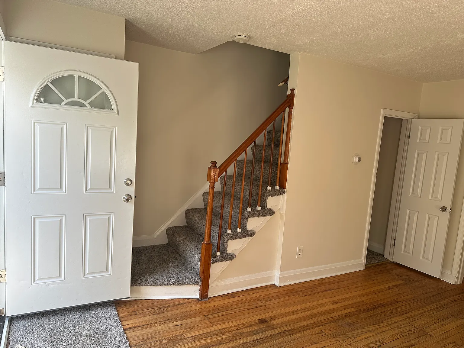 2 bed, 840 sqft, $1,600 — Photo 2