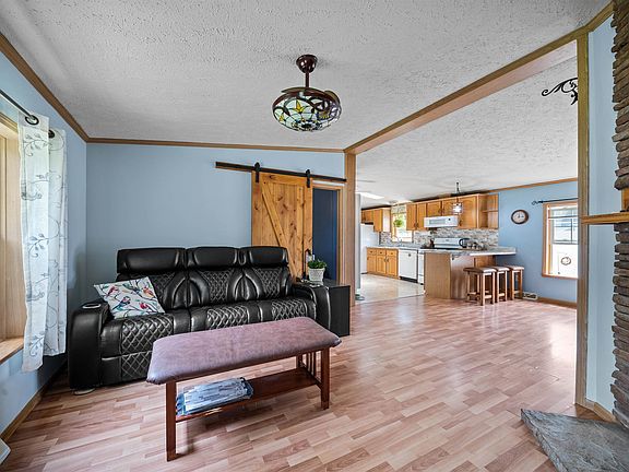 5th image of 417 Middle Road Unit A