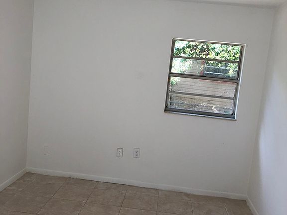 3rd image of 1007 E Poinsettia Ave #1