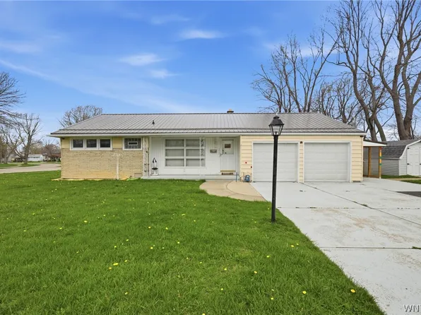 2820 Bell Dr, Hamburg, NY 14075