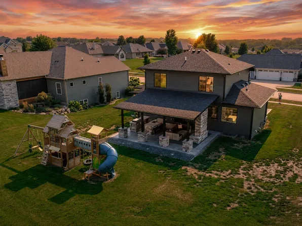 1832 W 3rd St, Pella, IA 50219