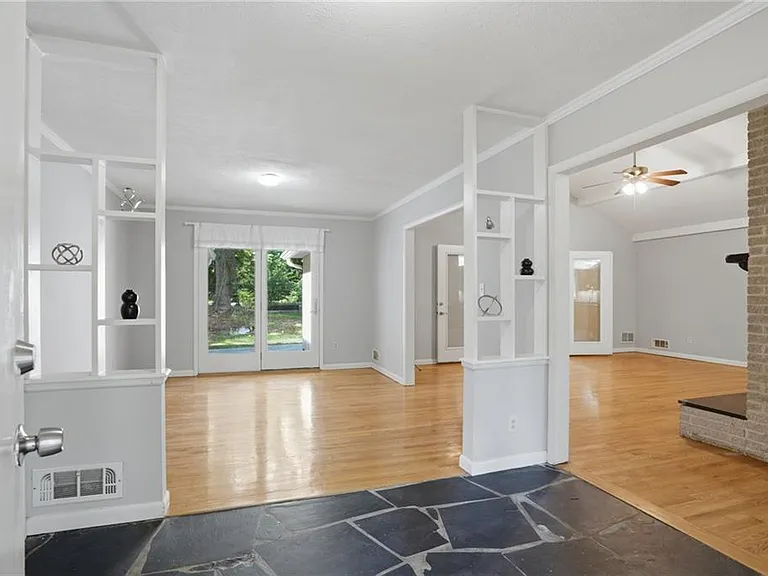 2209 Cherring Ln — Photo 4