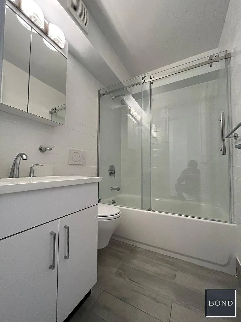 305 East 44th Street — Photo 4