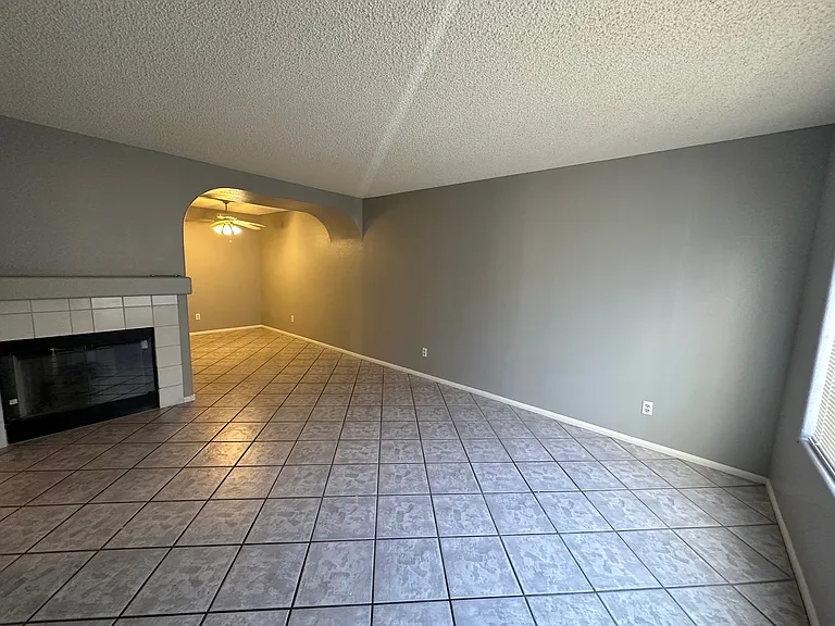 1600 N Torrey Pines Dr #102 — Photo 4