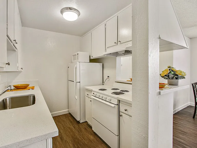 Woodcliff Apartments — Photo 22