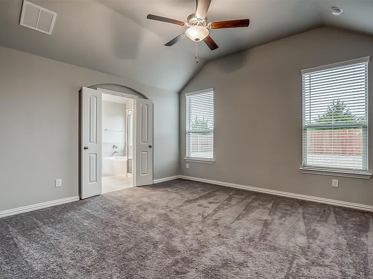 638 Devonshire Ln — Photo 24