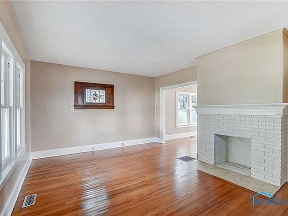 3rd image of 2327 Eastbrook Dr