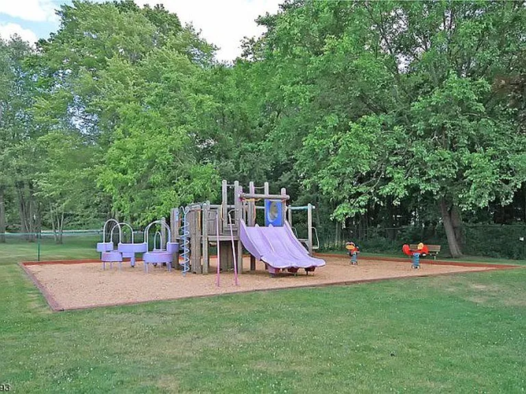 8 Columbia Dr #4A — Photo 16