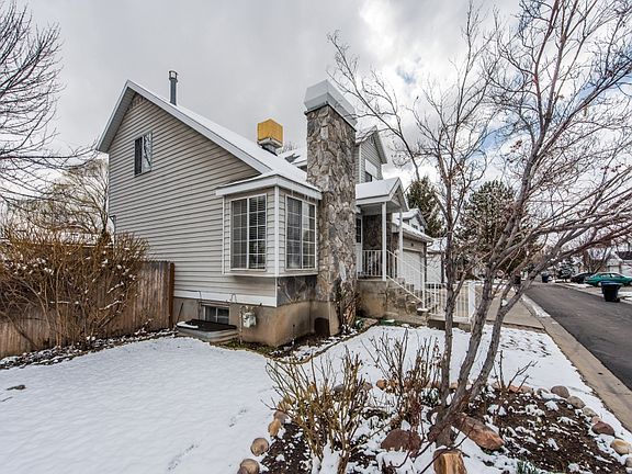 3rd image of 1594 E Amblewood Ln