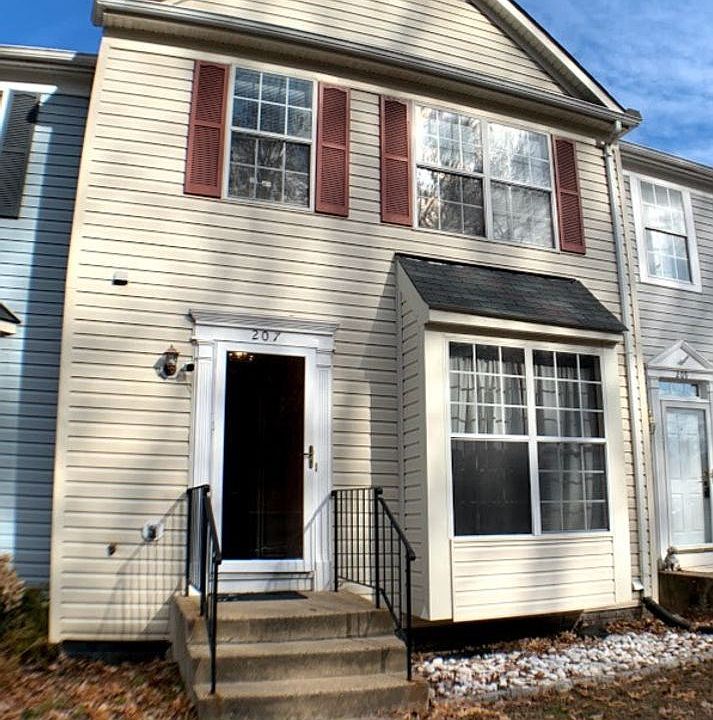 1st image of 207 Lakeview Ct