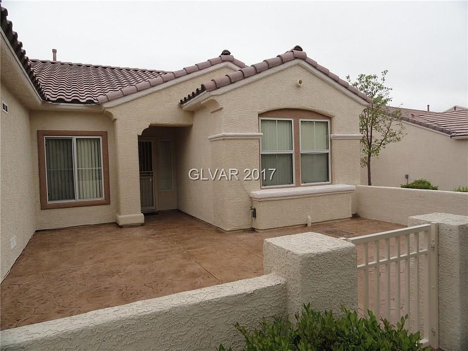 LARGE COURTYARD ENTRY*HOME OWNERS ASSOCIATION MAINTAINS LANDSCAPING OUTSIDE THE COURTYARD