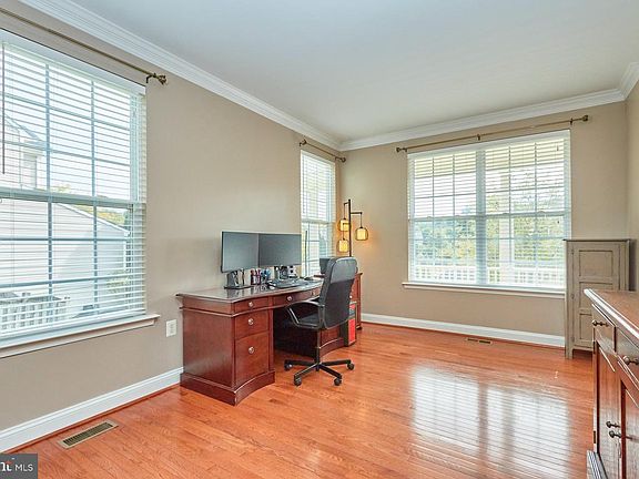 4th image of 713 Hunton Pl NE