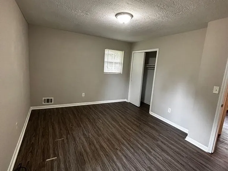 2204 Sandra Ct — Photo 2
