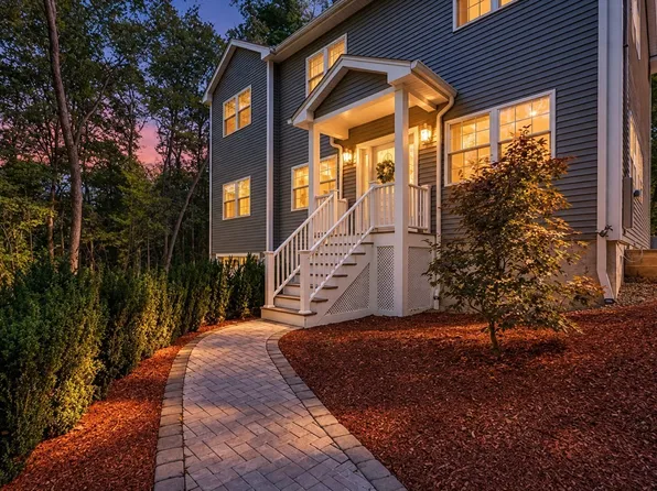 91 High St, Upton, MA 01568
