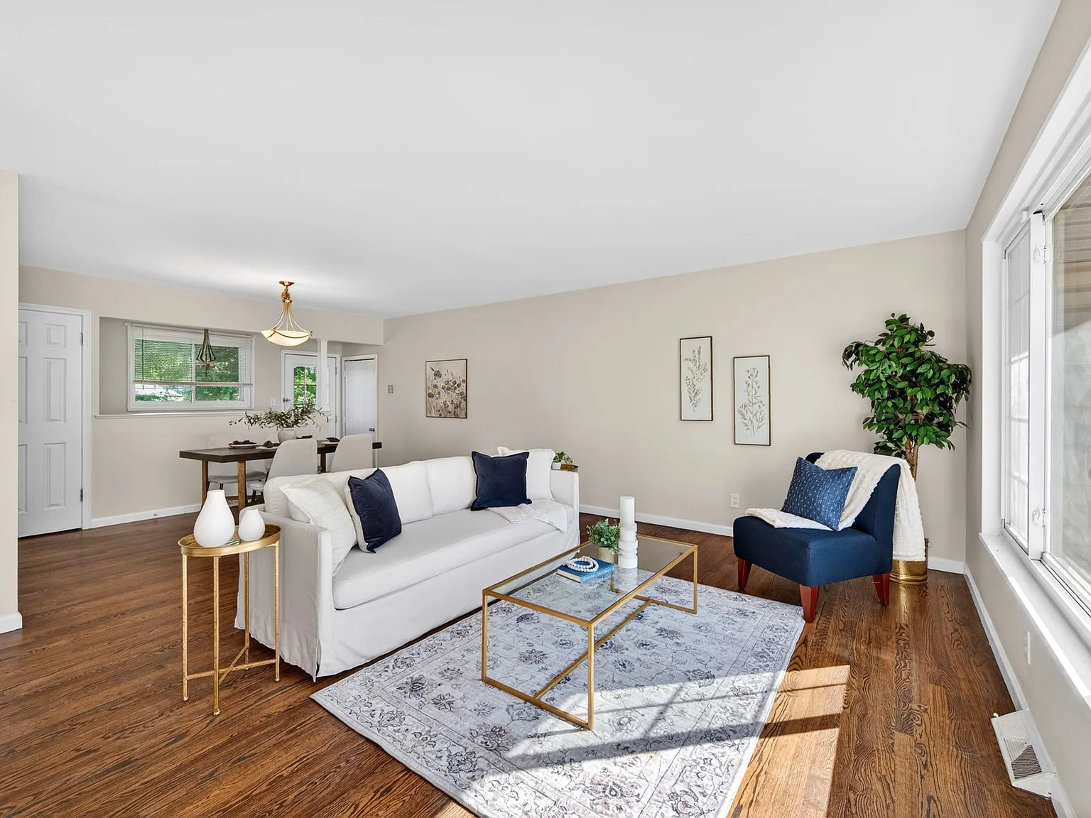 3 bed, 1.5 bath, 1200 sqft, $2,576 — Photo 2