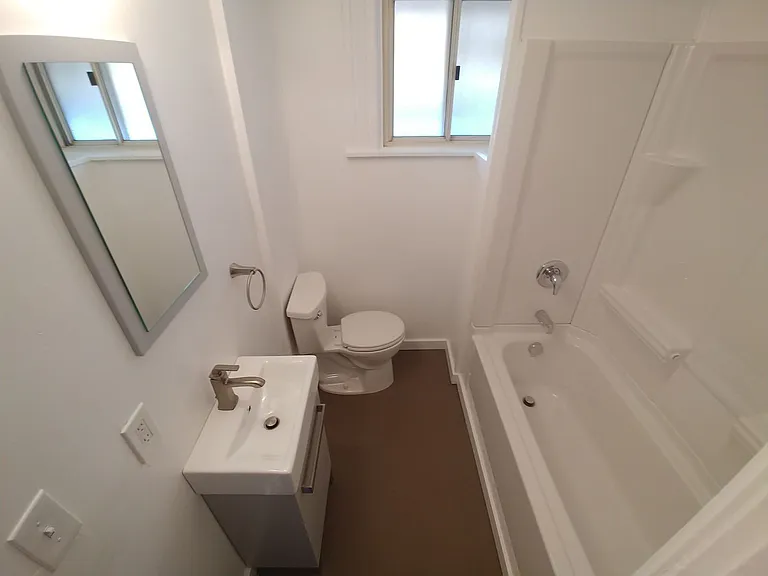 222 Walter St — Photo 5