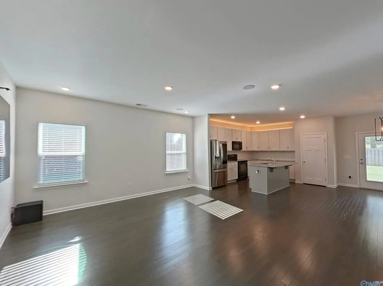 3 bed, 2.5 bath, 1754 sqft, $1,995 — Photo 3