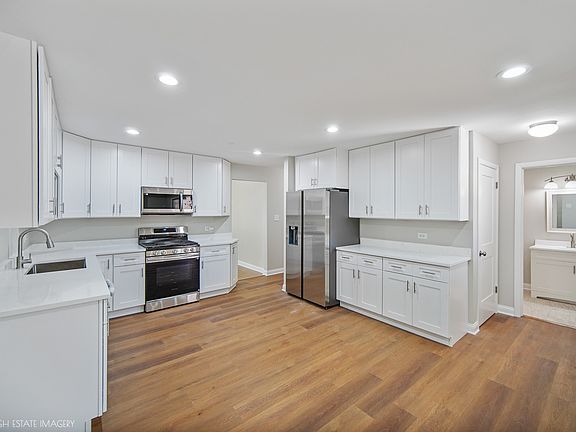 3rd image of 4228 Applewood Ln