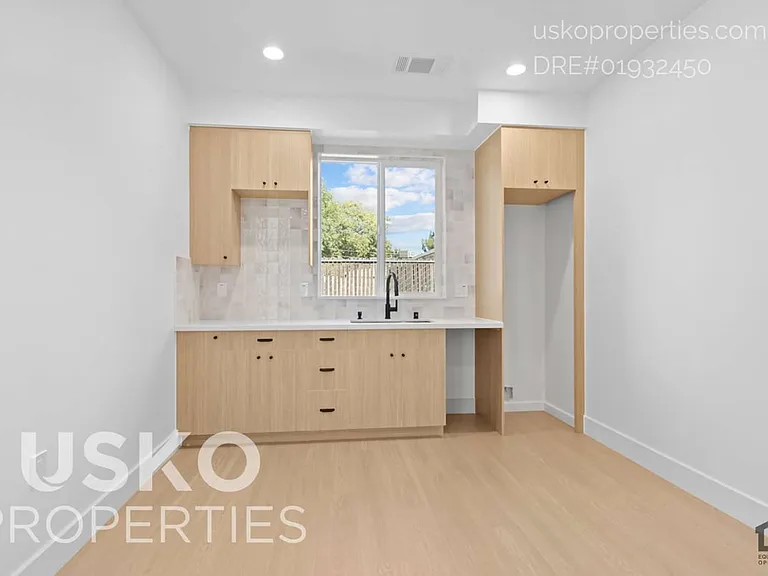 4381 El Camino Ave #B — Photo 3
