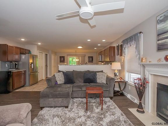 4th image of 28 Kelly Ln