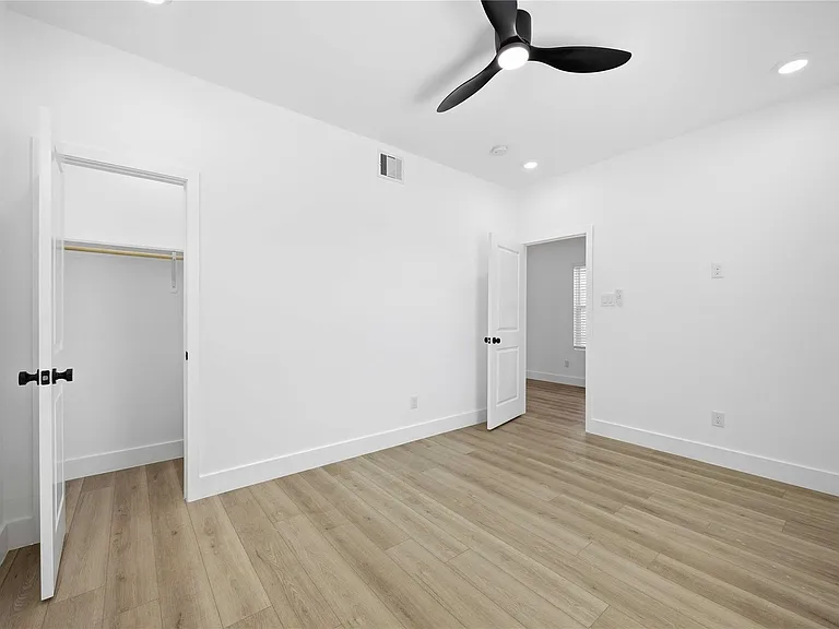 801 E 32nd 1/2 St #A — Photo 26
