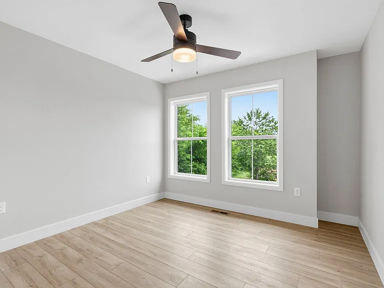 2191 W Parkview Ave — Photo 28