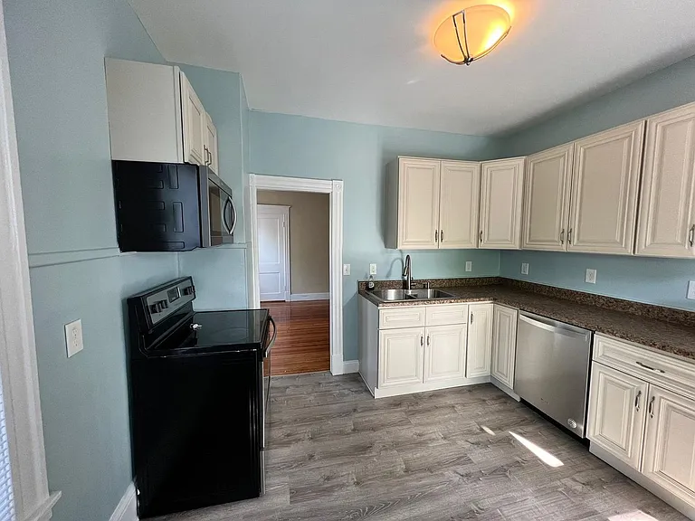 388 Broadway St — Photo 9