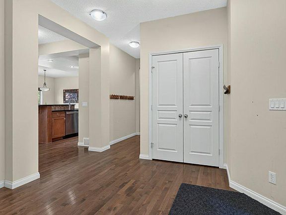 3rd image of 164 S Aspenmere Close