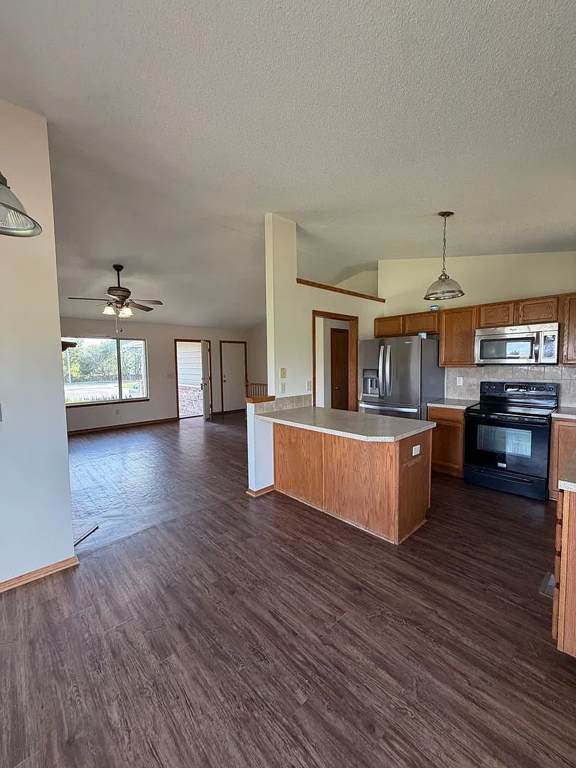 11818 W Wilkinson Ct - 3 Bedroom, 3 Bathroom Home with 3 Car Garage - $1,900 — Photo 1