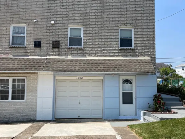 1868 Foster St, Philadelphia, PA 19116