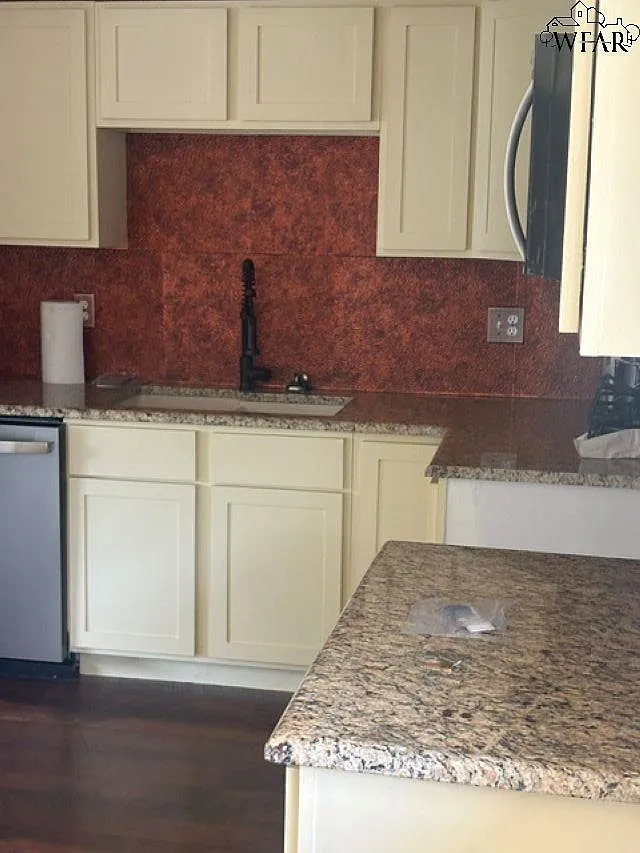 3 bed, 1.0 bath, 887 sqft, $1,200 — Photo 2