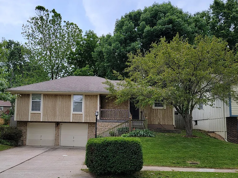 307 SE Greystone Dr — Photo 1